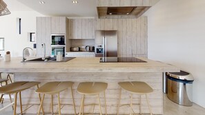 Een koelkast, een microgolfoven, een oven, een vaatwasser