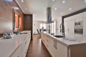 Refrigerador, microondas, horno y lavavajillas