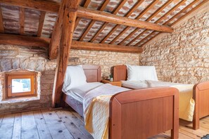 5 bedrooms, iron/ironing board, free WiFi, bed sheets