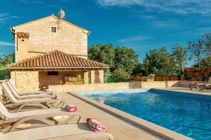 حمّام سباحة خارجي