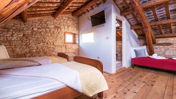 5 bedrooms, iron/ironing board, free WiFi, bed sheets