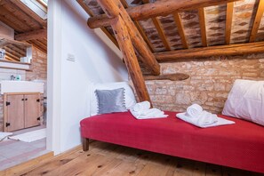 5 bedrooms, iron/ironing board, free WiFi, bed sheets