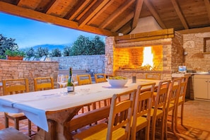 تناول الطعام بالخارج