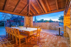 Outdoor dining - Holiday house Meri in Istria (Svetvinčenat)