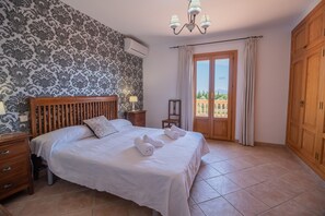 4 quartos, ferros/tábuas de passar roupa, berço de viagem