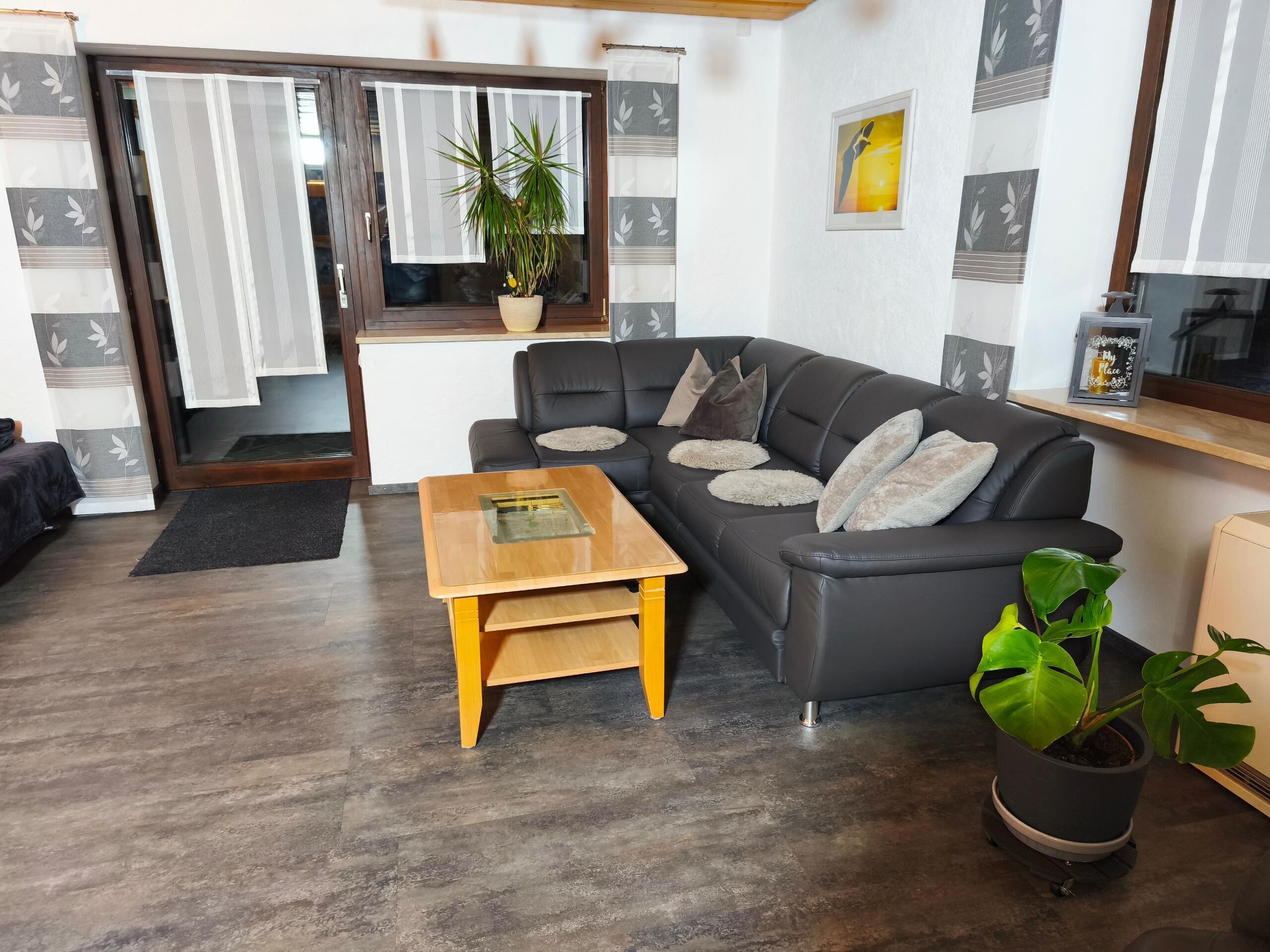 Căn hộ | Khu phòng khách | TV 20-inch có truyền hình vệ tinh 