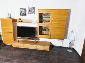Apartment | Living area | 20-inch TV with satellite channels