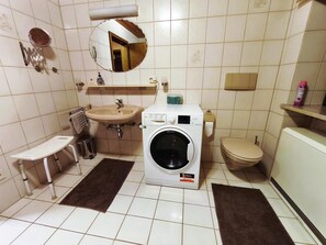 Apartment | Badezimmer | Badewanne, Haartrockner, Handtücher