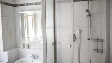 Double Room (Nord) | Bathroom | Shower, towels