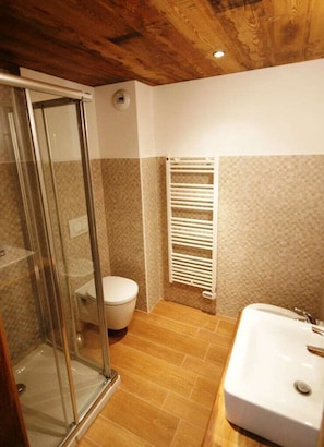 Een douche, een haardroger, een bidet, handdoeken