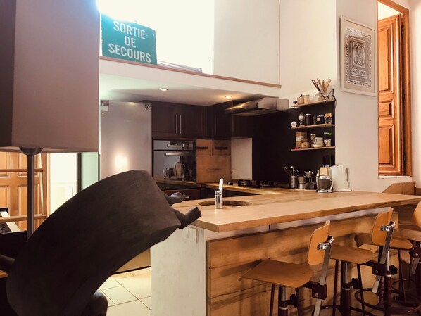 Réfrigérateur, four, lave-vaisselle, cafetiÚre/bouilloire