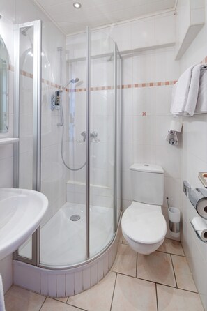 Sèche-cheveux, serviettes fournies