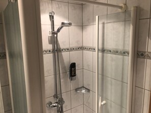 Dreibettzimmer (9) | Badezimmer | Haartrockner, Handtücher