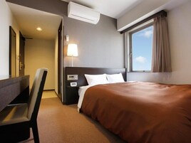 Desk, blackout drapes, iron/ironing board, free WiFi