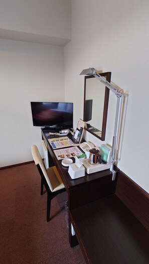 Desk, blackout curtains, iron/ironing board, free WiFi - Hotel Aisis Kakegawa (Kakegawa)