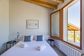 3 quartos, ferros/tábuas de passar roupa, berço de viagem