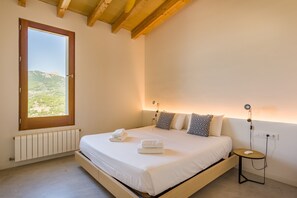 3 habitaciones, tabla de planchar con plancha y cuna de viaje