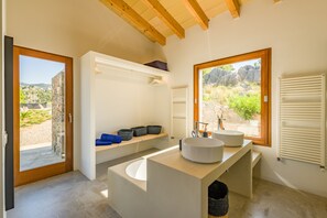 Bañera, toallas, papel higiénico
