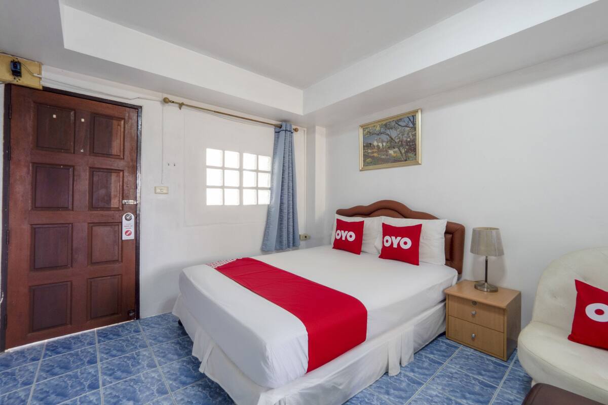 Desk, free WiFi, bed sheets