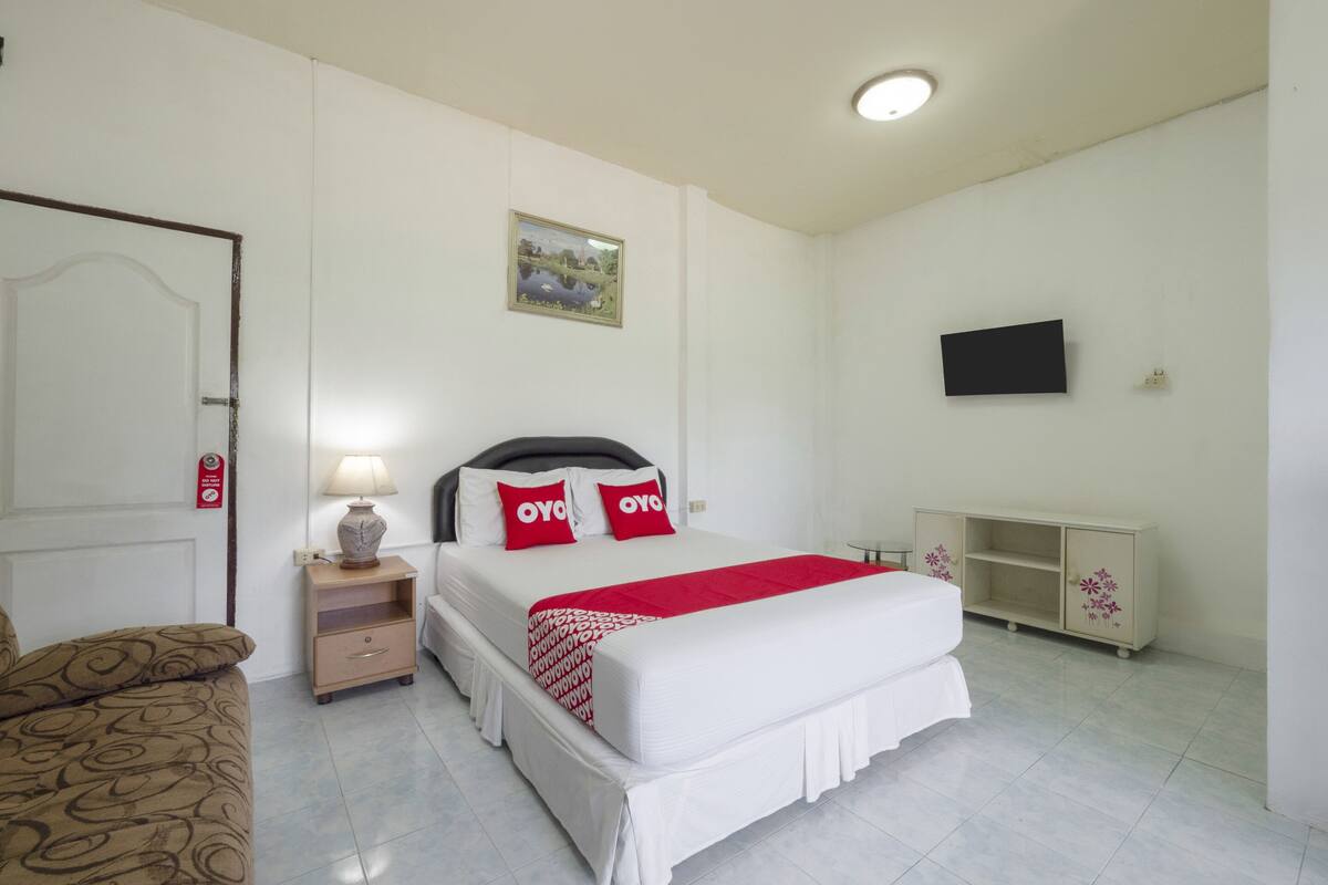 Desk, free WiFi, bed sheets
