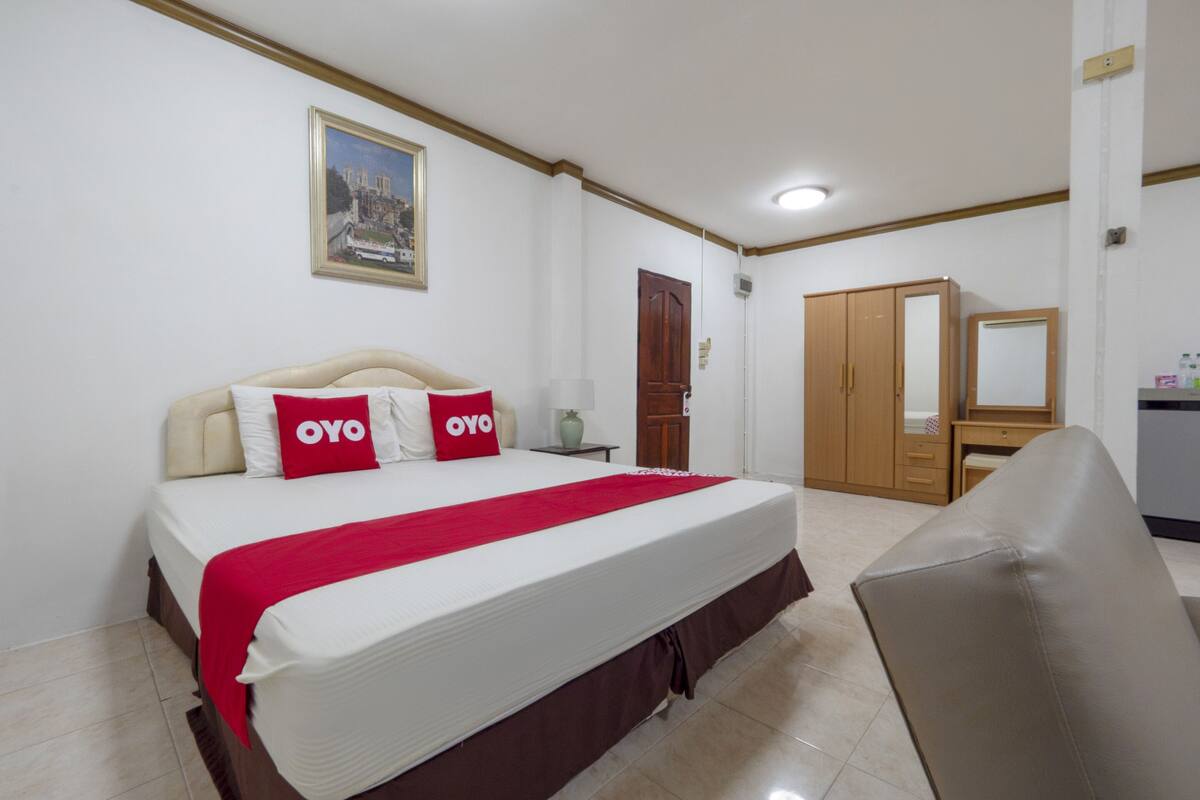 Desk, free WiFi, bed sheets