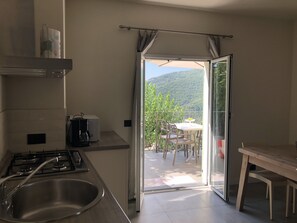 Kjøleskap, mikrobølgeovn, kokeplater og kaffetrakter/tekoker