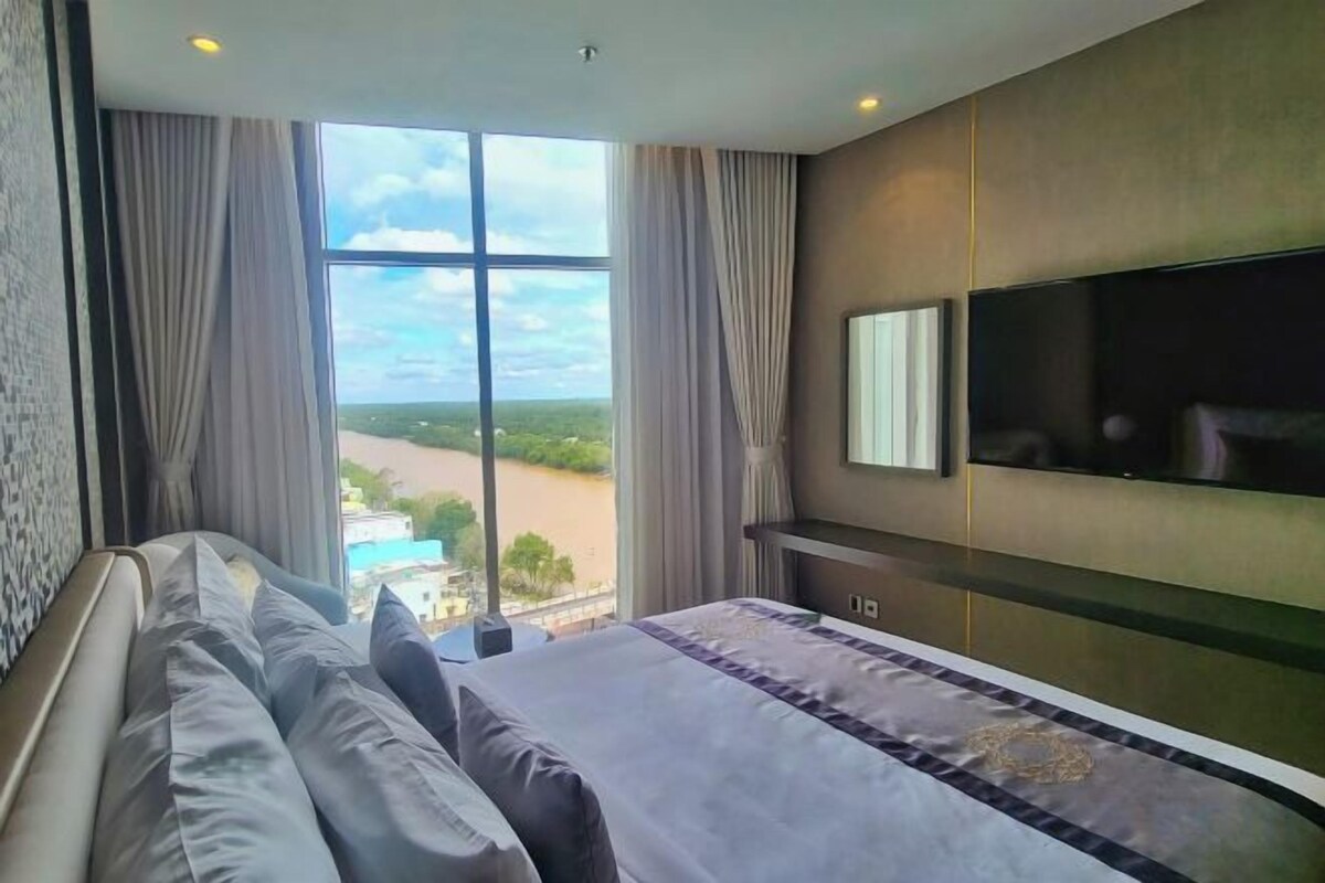 Minibar, in-room safe, WiFi (free)