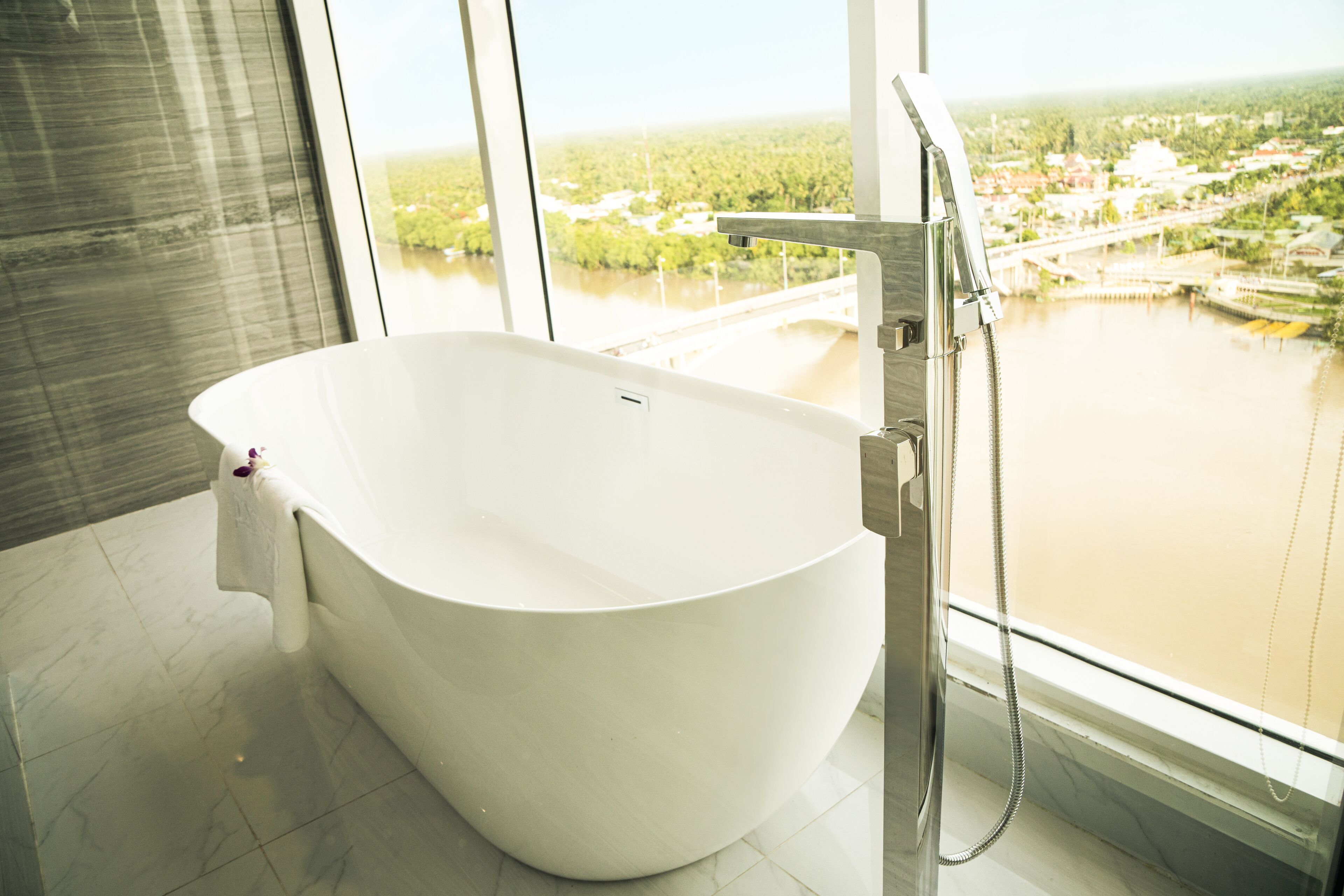 club double room | bathroom | separate bathtub and shower, free toiletries, hair dryer, bathrobes