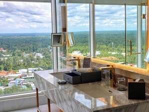 Rom (Elite Suite) | Bad | Separat badekar og dusj, toalettartikler (inkludert) og hårføner