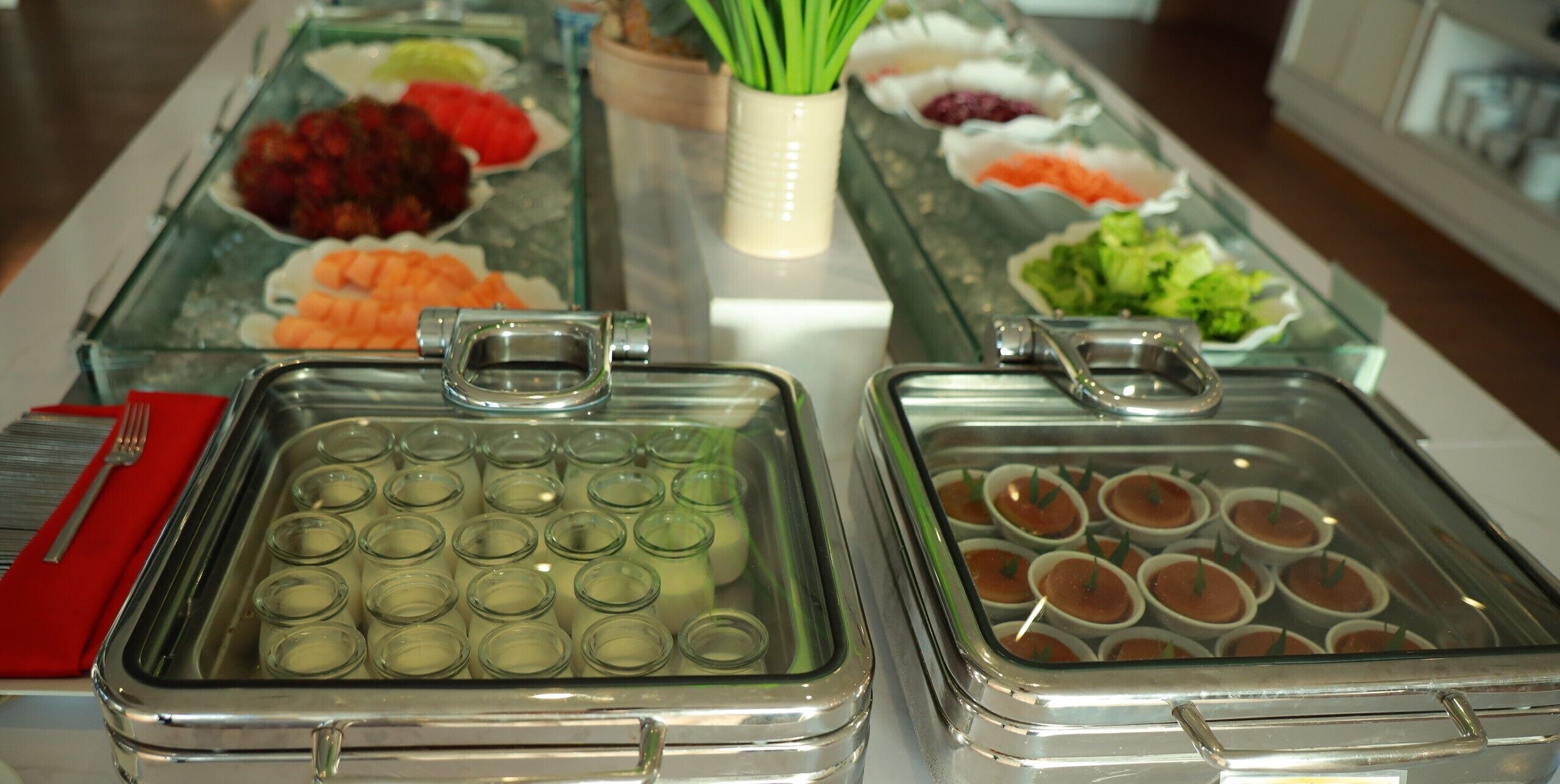 Un bufé con diversas opciones de comida y salsas.