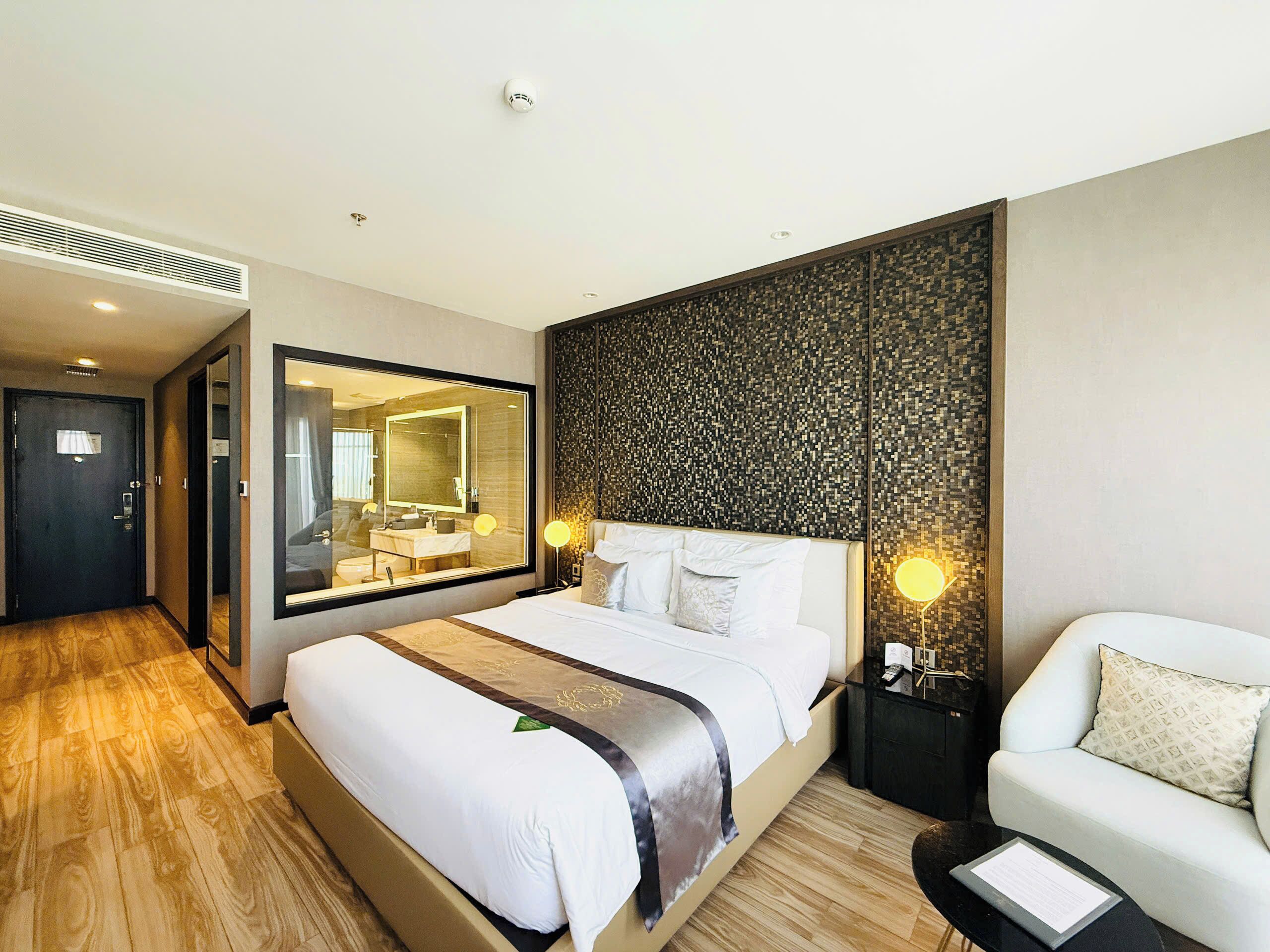 Superior-huone, 1 suuri parisänky | Minibaari, tallelokero huoneessa, ilmainen Wi-Fi