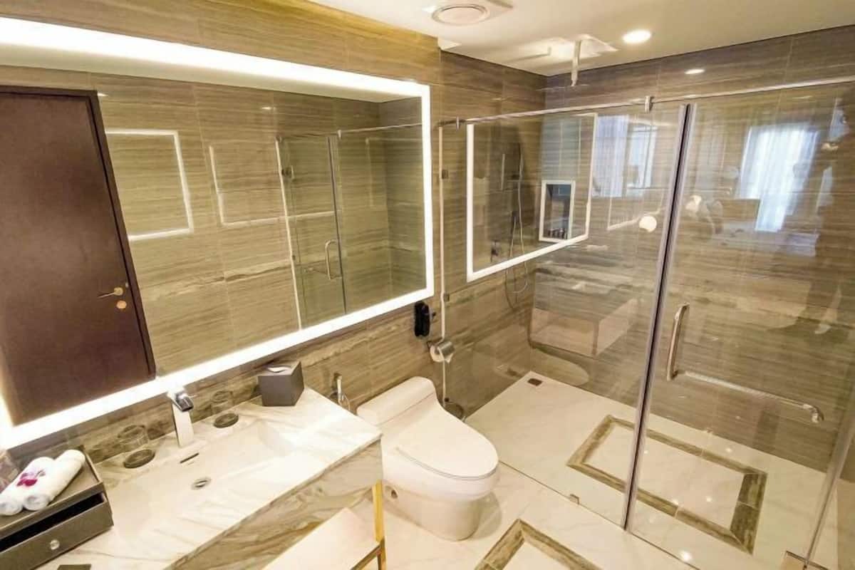 Separate bathtub and shower, free toiletries, hair dryer, bathrobes