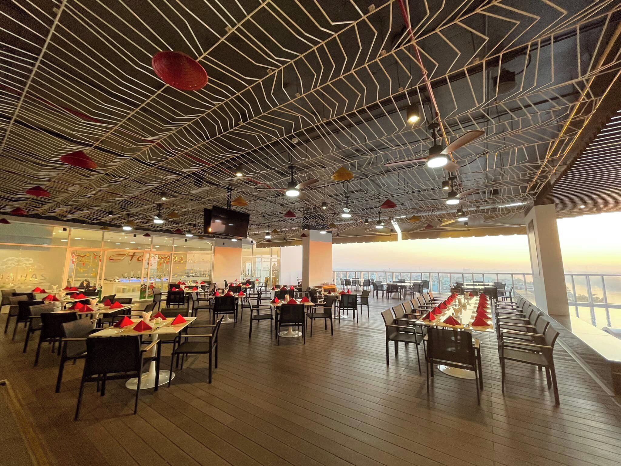 2 restaurants, breakfast served