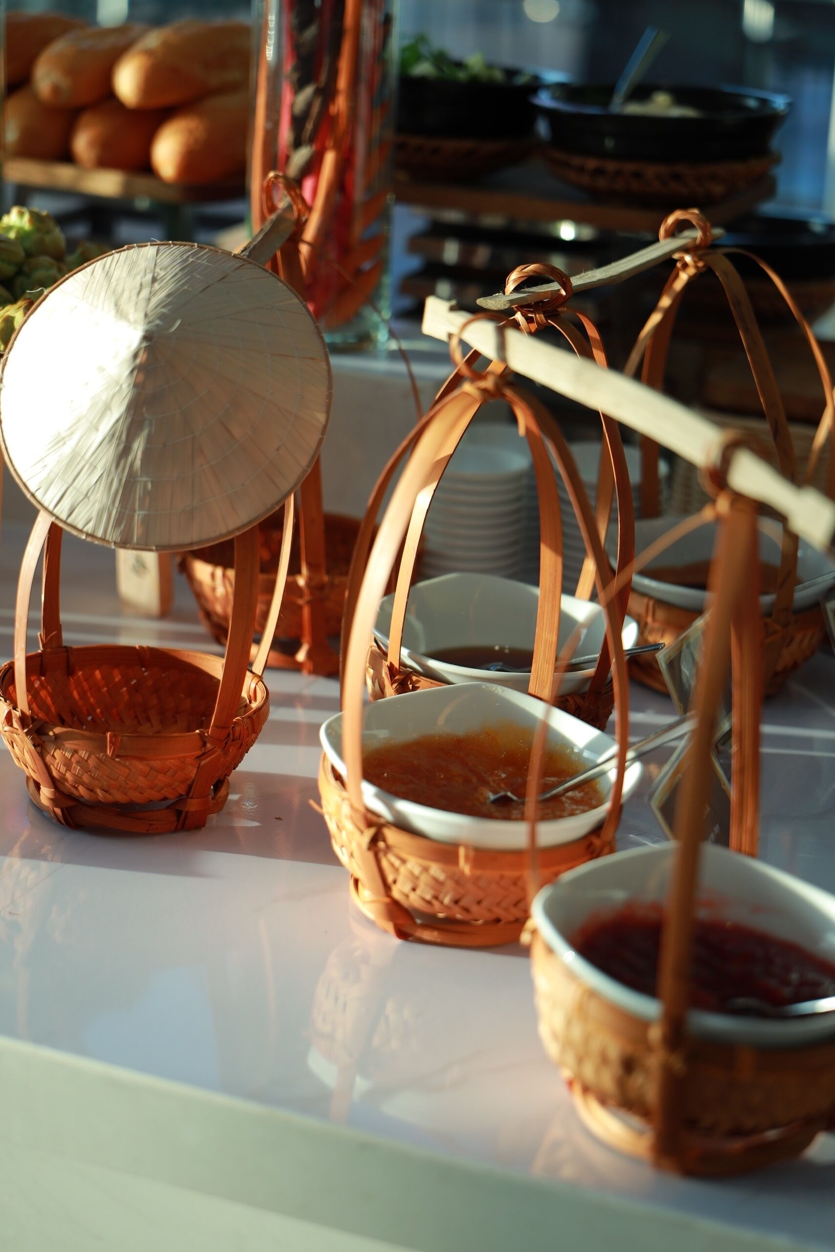 Taula amb cistelles i bols teixits, probablement per servir menjar.