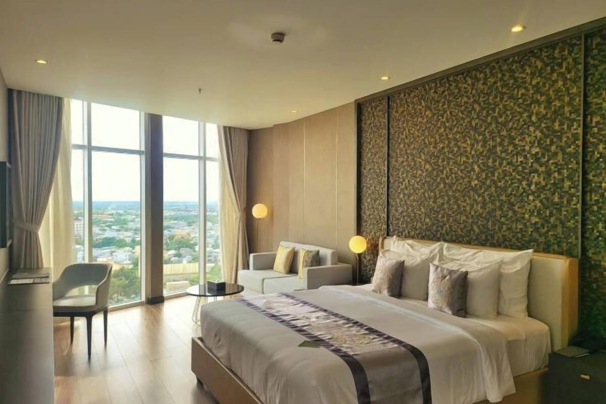 Minibar, in-room safe, WiFi (free)