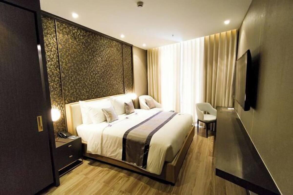 Minibar, in-room safe, WiFi (free)