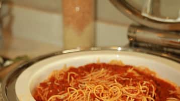 A bowl of spaghetti with tomato sauce.