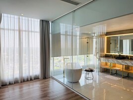 Habitación (Elite Suite) | Baño | Bañera y ducha independientes y artículos de higiene personal gratuitos