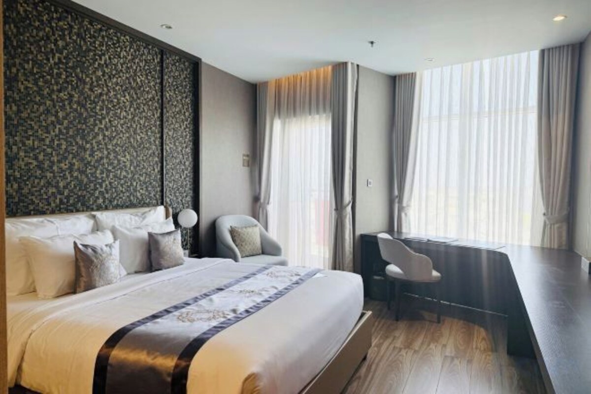 Minibar, in-room safe, WiFi (free)