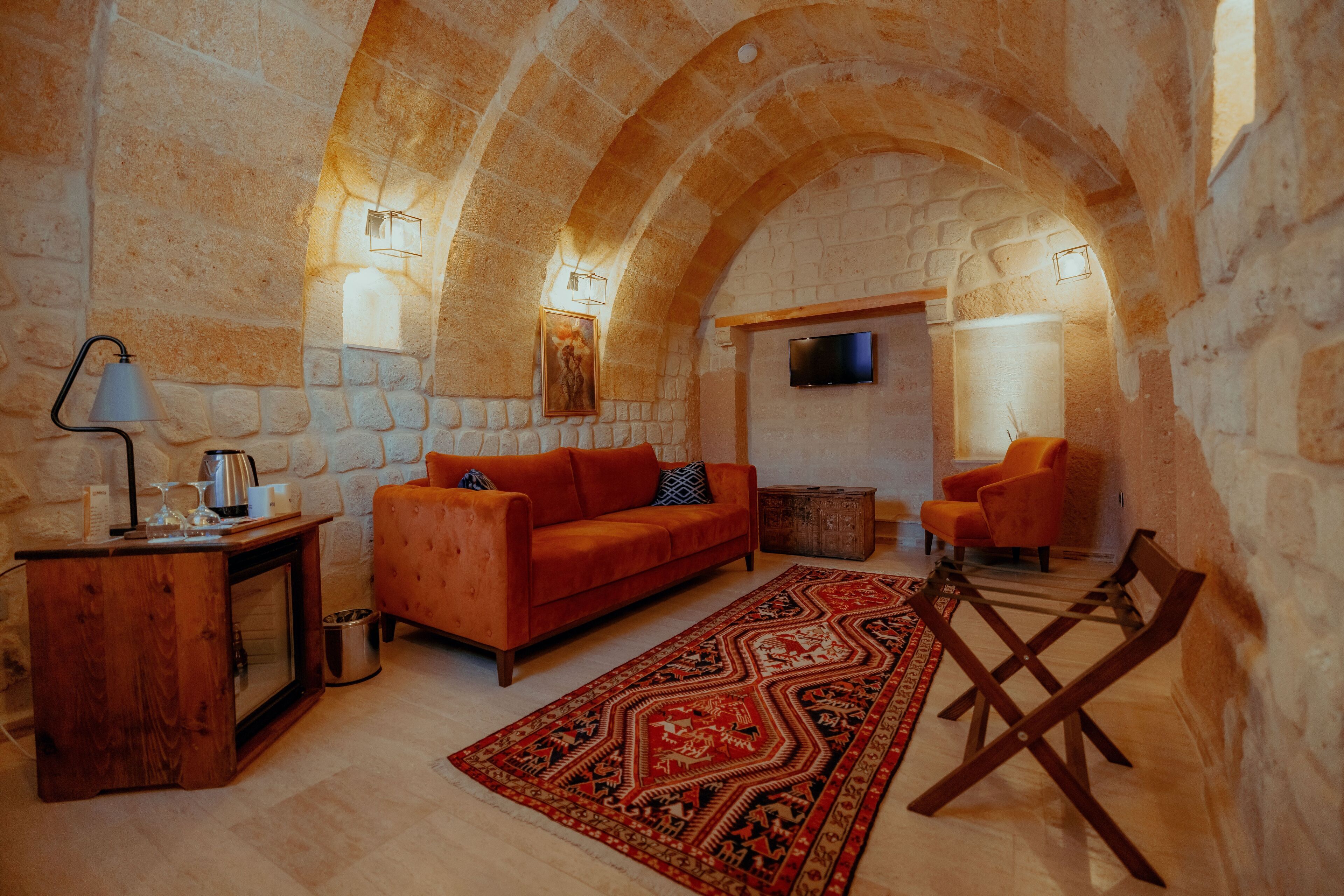 deluxe room | living area | 35-inch lcd tv with satellite channels, tv