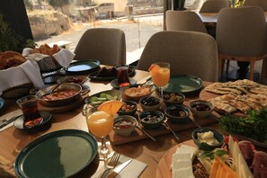Free daily local cuisine breakfast  - Misty Cave Hotel (Ürgüp)