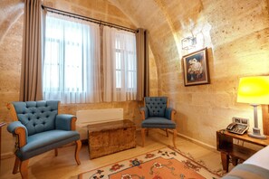 เครื่องนอนระดับพรีเมียม, ผ้านวมขนเป็ด, มินิบาร์, ตู้นิรภัยในห้องพัก