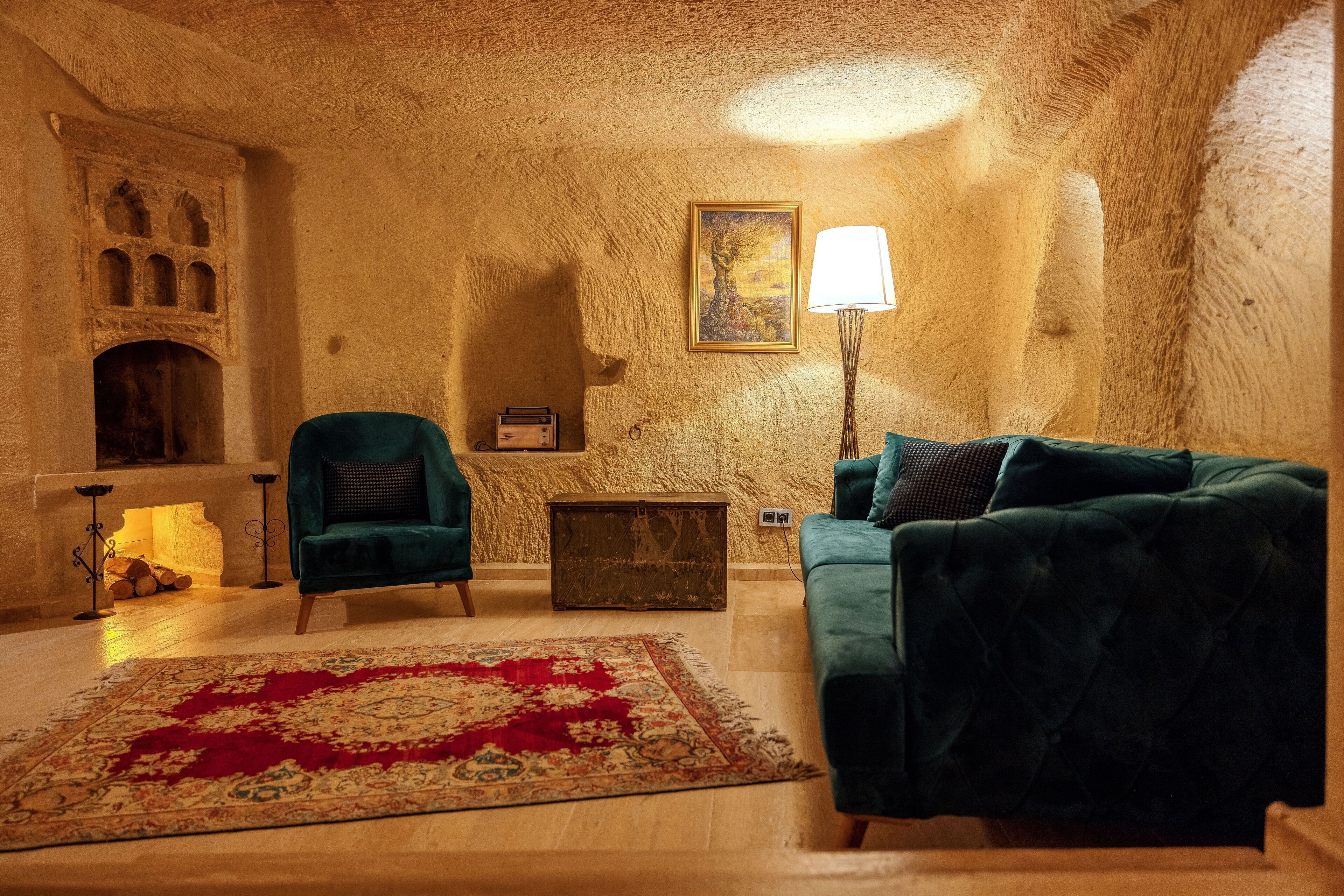 king suite | living area | 35-inch lcd tv with satellite channels, tv