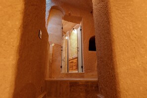 Suite junior | Baño | Amenidades de baño de diseñador, secadora de cabello, batas, pantuflas