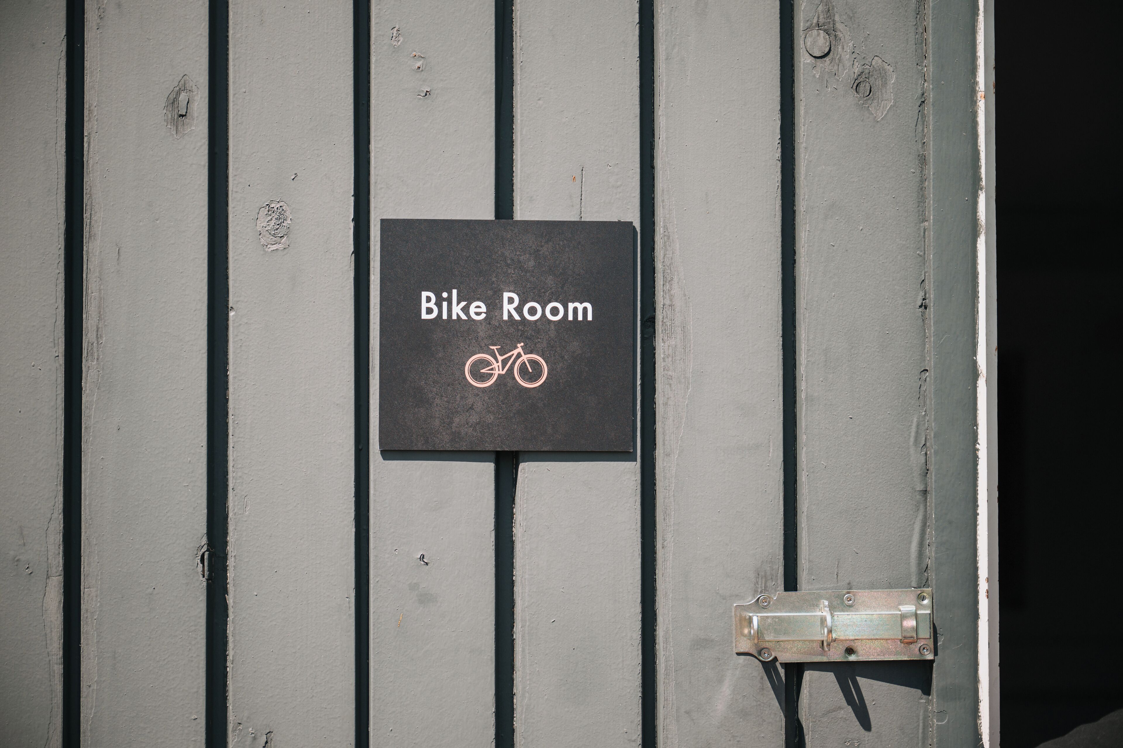 A sign indicating a bike room with a bicycle symbol.