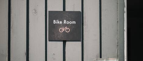 A sign indicating a bike room with a bicycle symbol.