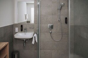 Shower, hair dryer, towels, soap - Coffee Fellows Hotel & Longstay (Pfaffenhofen an der Ilm)