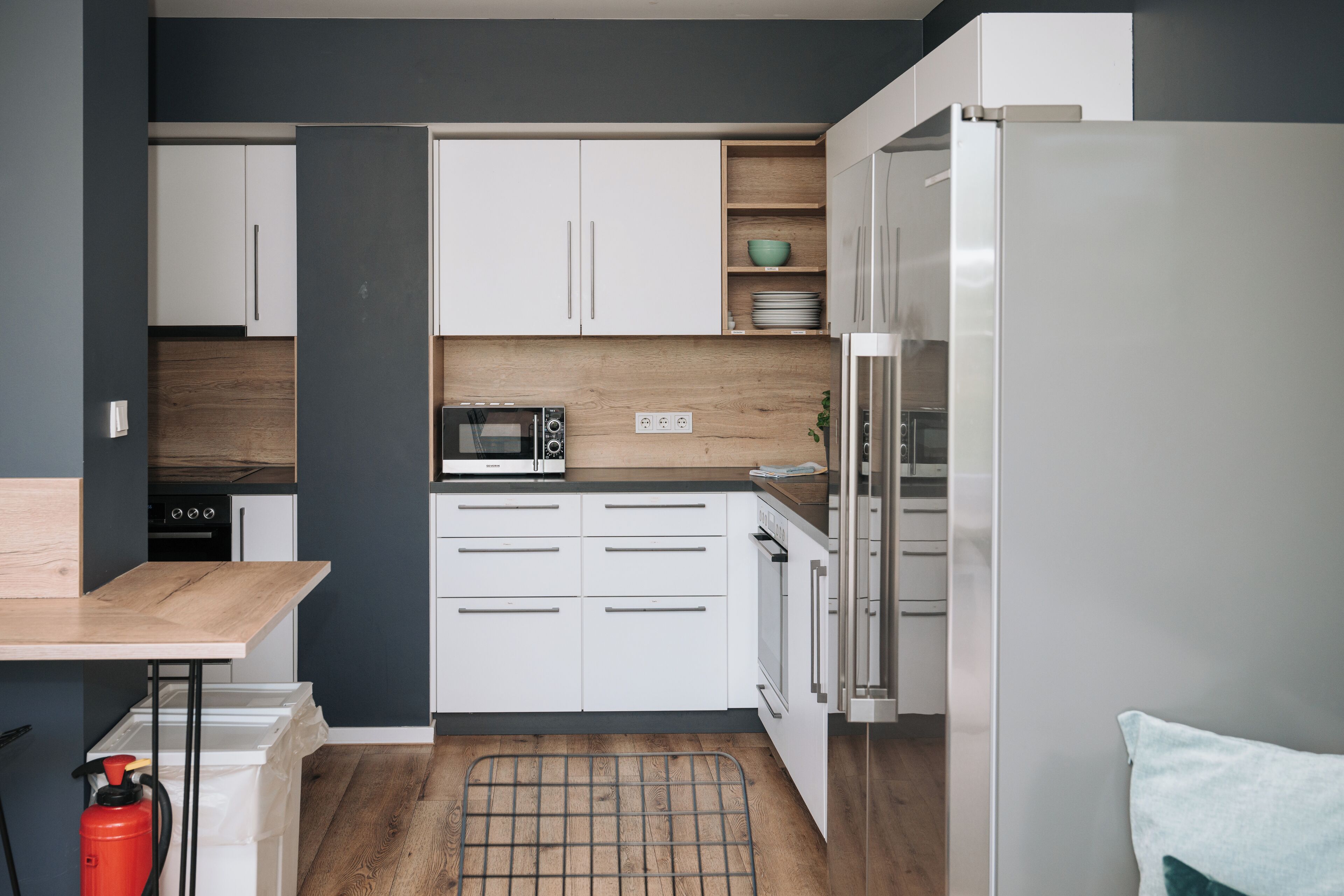 Een koelkast, een microgolfoven, een waterkoker