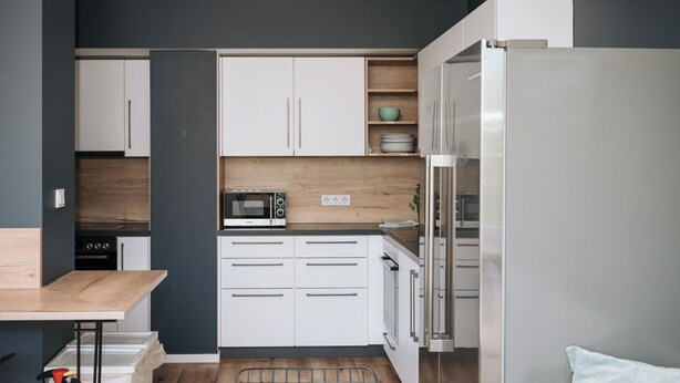 Lemari es, microwave di ruangan umum, dan ketel listrik