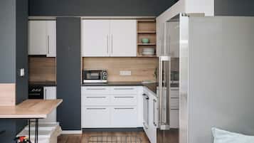 Geladeira, micro-ondas em uma área comum, chaleira elétrica